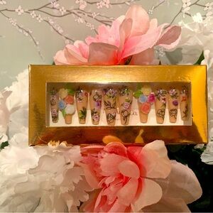 PRESS ON NAILS: Nude Floral